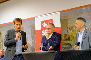 Markus Nutz (Waldschule Bissingen), Andreas Stoch und Danile Haas im Gespräch
