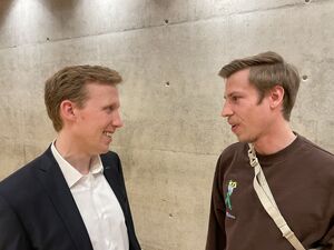 Gemeinderatskandidat Max Pohlner gratuliert Jan Hambach